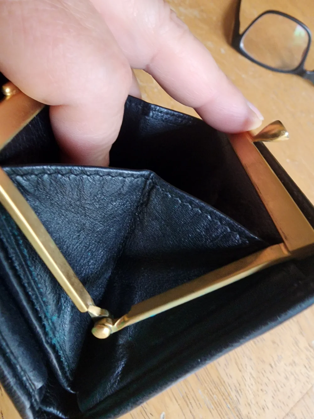 vintage Gucci black leather bifold wallet brass snap closure And Kisslock - Picture 13 of 16